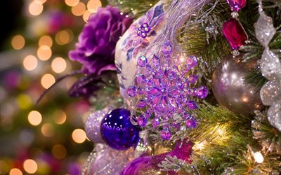 Albero di natale, la sera, le luci, il Nuovo Anno, Buon Natale, palline di vetro viola fiocco di neve