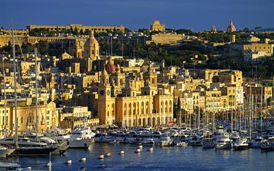 Um dia, ver&#227;o, Malta, cidade velha, aterro, mar, iates, veleiros, barcos