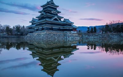Templo japon&#234;s, p&#244;r do sol, noite, lago, Castelo japon&#234;s, tradicional arquitetura Japonesa, Jap&#227;o