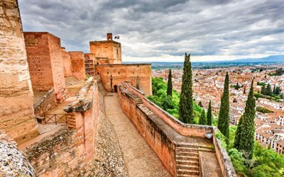 La Alhambra, Granada, Espa&#241;a, antigua fortaleza espa&#241;ola, la fortaleza de piedra, puesta de sol, noche