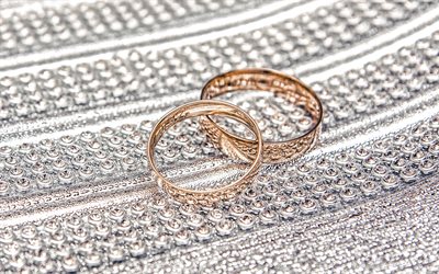 De oro los Anillos de Boda, anillos de compromiso, anillos de boda conceptos, fondo con piedras preciosas, par de anillos de boda de conceptos