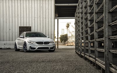 BMW M4, F82, 2018, bianco coup&#233; sportiva, vista frontale, tuning m4, esterno, bianco m4, auto tedesche, BMW