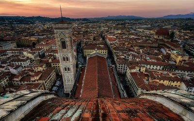Santo Spirito en Florencia, tarde, puesta de sol, italia, los tejados de las casas antiguas, paisaje urbano, hermosa y antigua ciudad, en la Toscana