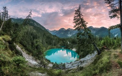 lac de montagne, le lac glaciaire, soir&#233;e, coucher du soleil, le lac d&#39;&#233;meraude, for&#234;t, ciel du soir, Alpes, Autriche