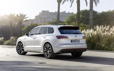 Volkswagen Touareg, 2019, 4k, takaa katsottuna, ulkoa, ylellisyytt&#228; MAASTOAUTO, uusi Touareg valkoinen, Saksan autoja, Volkswagen