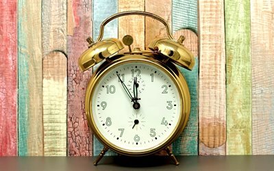de oro reloj despertador, conceptos de tiempo, coloridas tablas de madera, reloj