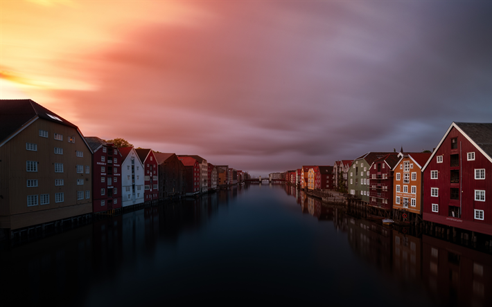 Descargar fondos de pantalla Trondheim, Noruega, tarde, puesta de sol, hermosas  casas de colores de Trondheim, paisaje urbano, el Fiordo de Trondheim  libre. Imágenes fondos de descarga gratuita