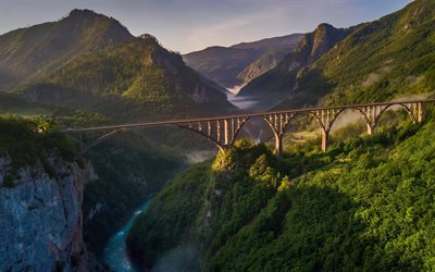 bro över kanjonen, bågbro, dalgång, kväll, solnedgång, vacker bro, skog, bergslandskap