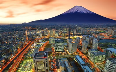 Yokohama, della citt&#224; di sera, il Monte Tanzawa, edifici moderni, Giappone, Asia