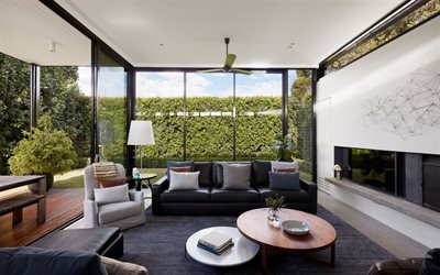 interior elegante da sala de estar, casa de campo, paredes de vidro, um design interior moderno, sof&#225; de couro preto, no interior