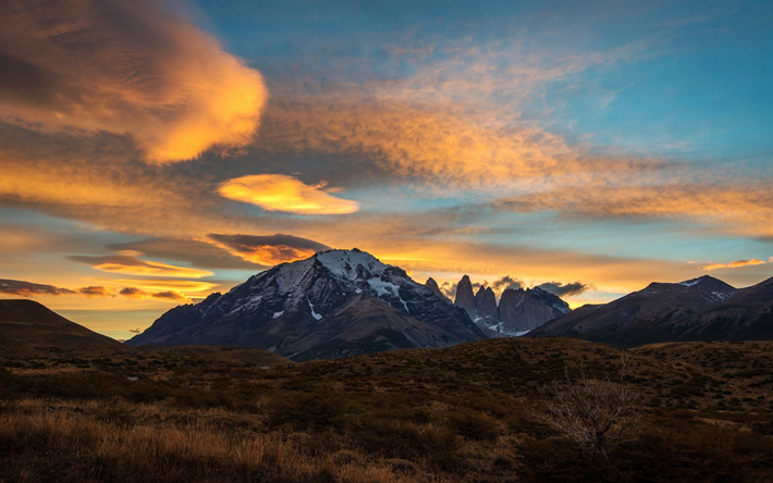 Anderna, bergslandskapet, sn&#246;kl&#228;dda bergstoppar, kv&#228;ll, sunset, Chile, Patagonien