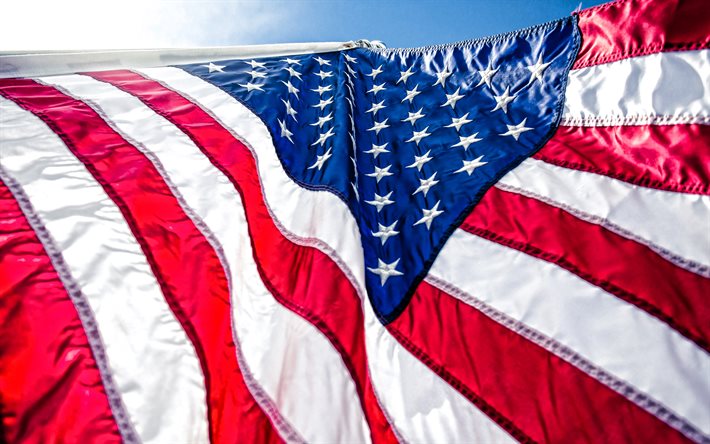 Bandeira dos EUA, Bandeira americana no mastro, c&#233;u azul, EUA, American s&#237;mbolo nacional