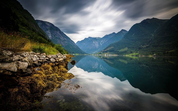 Monta&#241;as, fiordos, paisaje de monta&#241;a en Noruega, Sogn og Fjordane, lago, Noruega