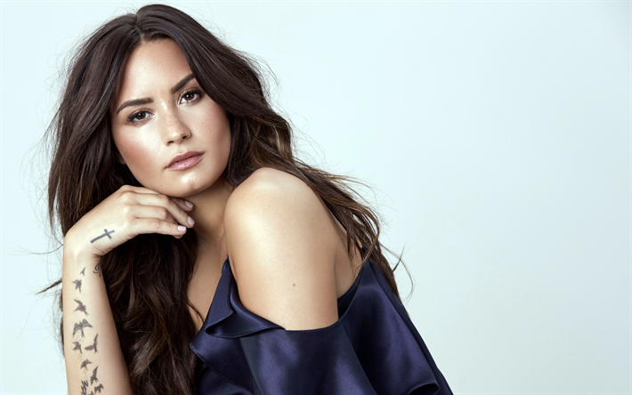 Demi Lovato, 4k, cantante Estadounidense, retrato, tatuaje en la mano, vestido azul, de hermosas mujeres