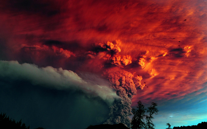 la erupci&#243;n volc&#225;nica, el polvo volc&#225;nico pilar, humo rojo, puesta de sol, noche, paisaje de monta&#241;a, volc&#225;n