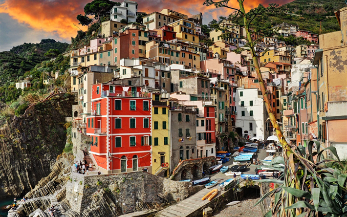 Riomaggiore, la sera, resort, Mar Mediterraneo, case colorate, punto di riferimento, Cinque Terre, Italia