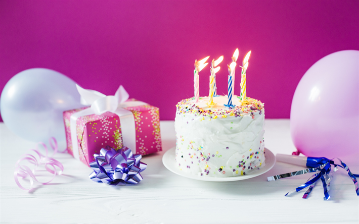 Doğum g&#252;n&#252; pastası yanan mumlar, pembe bir arka plan, hediye, mavi yay, mutlu doğum g&#252;n&#252; pastası