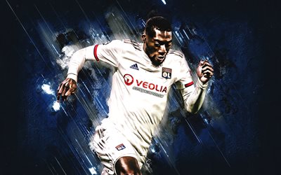 Karl Toko Ekambi, Olympique Lyonnais, kamerunin jalkapalloilija, muotokuva, league 1, sininen kivi tausta, jalkapallo