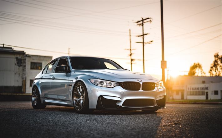 BMW M3, 2018, F80, vista frontale, argento berlina, esterno, tuning M3, tramonto, sera, nuovo argento M3, BMW