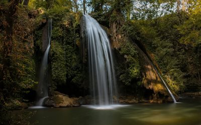 Skogen, vattenfall, sj&#246;n, rock, h&#246;st, vackra vattenfall