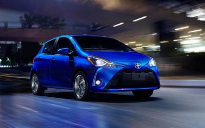 Tutustu Toyota, 2018 autoja, y&#246;, ajovalot, tie, sininen yaris, japanilaiset autot, Toyota