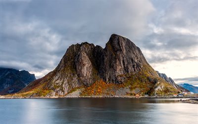 Le Isole Lofoten, in Norvegia, rocce, arcipelago, paesaggio di montagna, autunno, mattina, norvegese del Mare