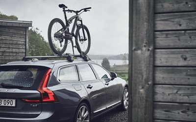 Volvo V90, 2018, harmaa vaunu, auto matkoilla, ulkoa, takaa katsottuna, uusi harmaa V90, polkupy&#246;r&#228;-auto, Volvo