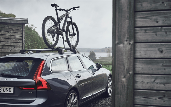 Volvo V90, 2018, cinza vag&#227;o, carro para viajar, exterior, vis&#227;o traseira, novo tom de cinza V90, bicicleta pelo carro, Volvo