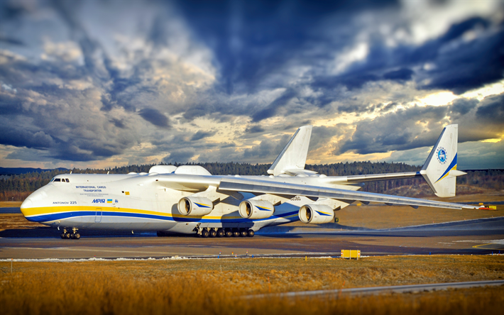 4k, AN-225, Antonov, aeroporto, aereo cargo, di Cosacchi, nuvole, Antonov An-225 Mriya, aerei da trasporto, AN225, Antonov Airlines, ucraino aerei