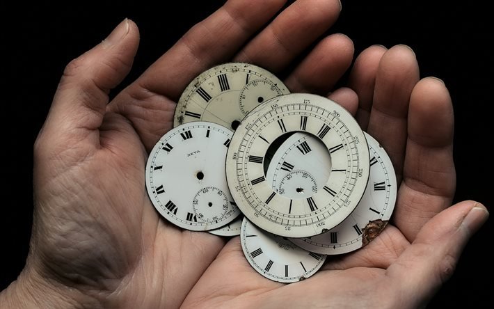 les cadrans dans les mains, les concepts de temps, les montres dans les mains, le temps perdu concepts