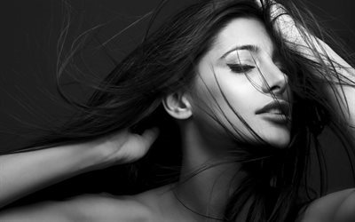 Nargis Fakhri, intialainen n&#228;yttelij&#228;, kauneus, Bollywood, ruskeaverikk&#246;, musta ja valkoinen valokuva