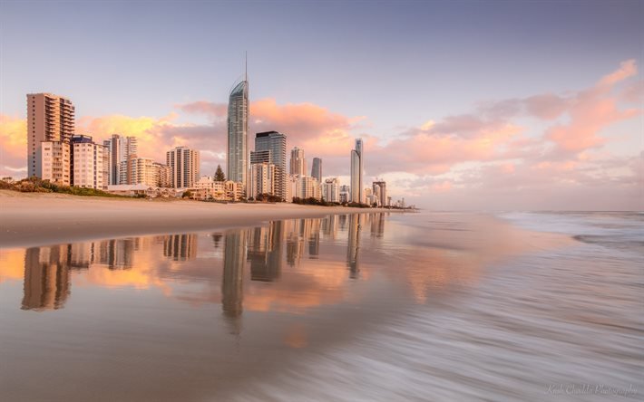 Brisbane, Surfers Paradise Beach, Queensland, Gold Coast, matin, c&#244;te, lever du soleil, la Gold Coast skyline, Australie