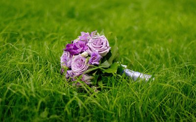 ウェディングブーケ, 紫のバラ, バラの花束, ブライダルブーケ, 草の上の花束