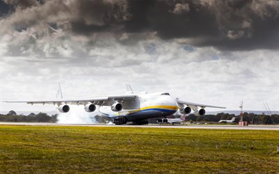 An-225 Mriya, avi&#243;n de transporte ucraniano, Ucrania, Antonov, el aterrizaje, el aeropuerto, el Cosaco