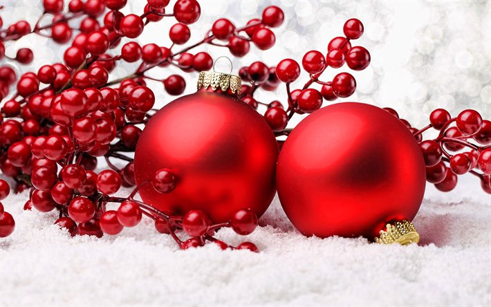 rote weihnachtskugeln, 4k, schnee, frohes neues jahr, weihnachtsdekorationen, weihnachtskugeln, neujahrskonzepte, frohe weihnachten