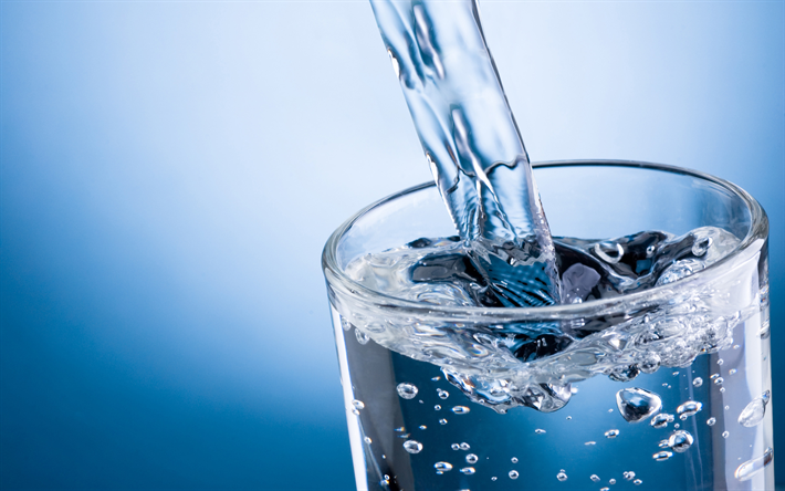versare l&#39;acqua, 4k, un bicchiere di acqua, un ruscello di acqua, sfondo blu, l&#39;acqua, i benefici dell&#39;acqua