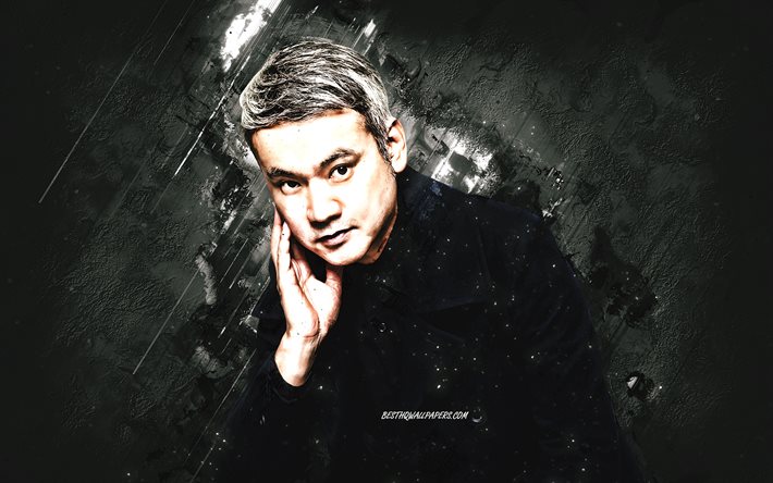 Satoshi Tomiie, japansk DJ, portr&#228;tt, gr&#229; stenbakgrund, popul&#228;ra dj