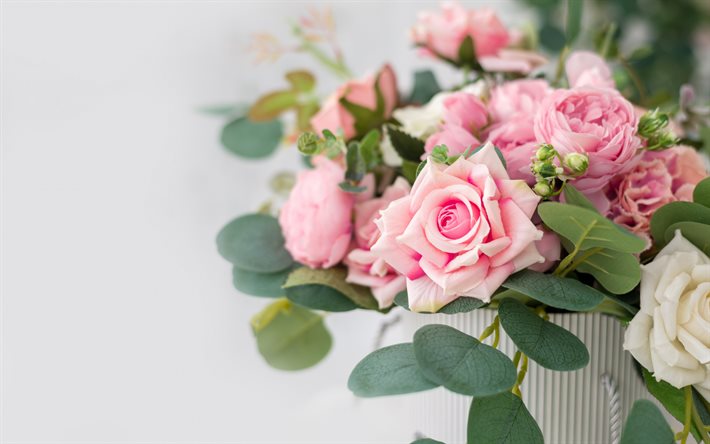 bukett av rosa rosor, vackra rosa blommor, rosa rosor, rosa ros knoppar, vit vas, rosor, bakgrund med rosa rosor
