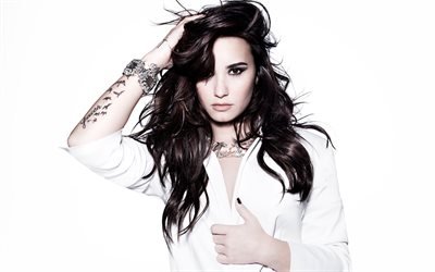 Demi Lovato, Retrato, cantora norte-americana, terno branco, maquiagem, morena linda