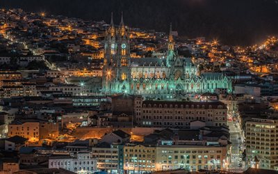 Basilica del Voto Nacional, chiesa Cattolica Romana, Quito, la sera, punto di riferimento, citt&#224; di Quito, in Ecuador, in stile neo-Gotico della basilica