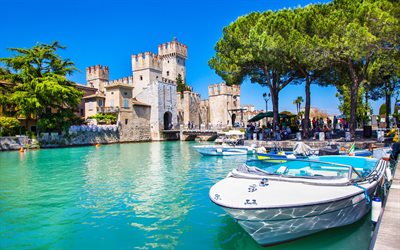 El lago de Garda, Castillo de Scaliger, lago de Garda, barcos, verano, Italia