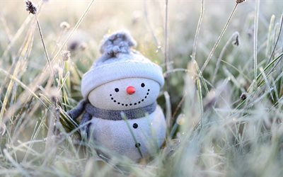 Bonhomme de neige dans l’herbe, 4k, hiver, neige, jouet de bonhomme de neige, jouets mignons, bonhomme de neige