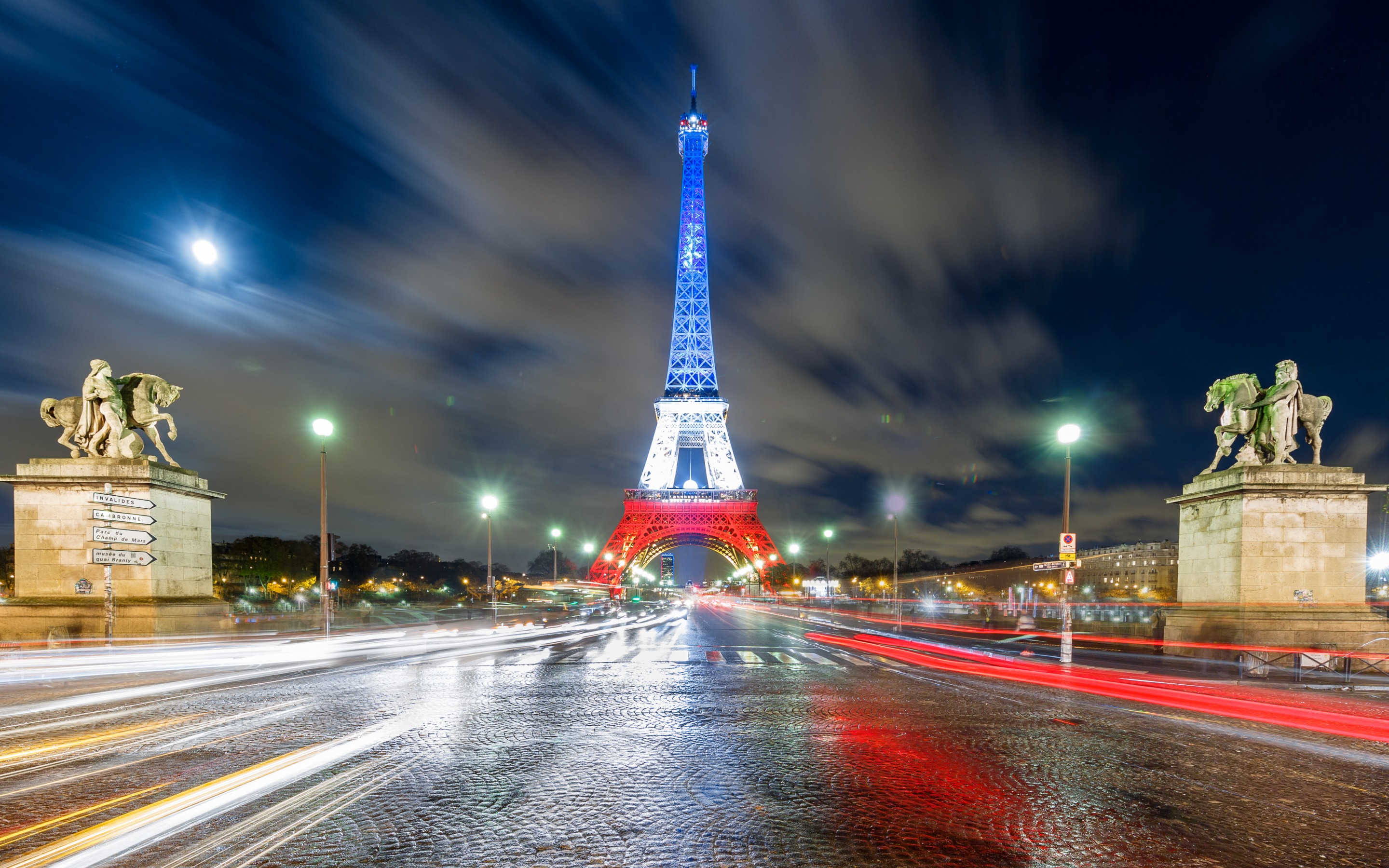 Descargar fondos de pantalla Francia, París, luces de la noche, la Torre  Eiffel, de bandera francesa, Europa monitor con una resolución 2880x1800.  Imagenes de escritorio