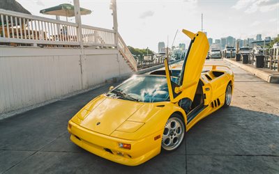 Lamborghini Diablo, keltainen urheiluauto, n&#228;kym&#228; edest&#228;, keltainen superauto, lambo ovet, Italian urheiluautoja, Lamborghini