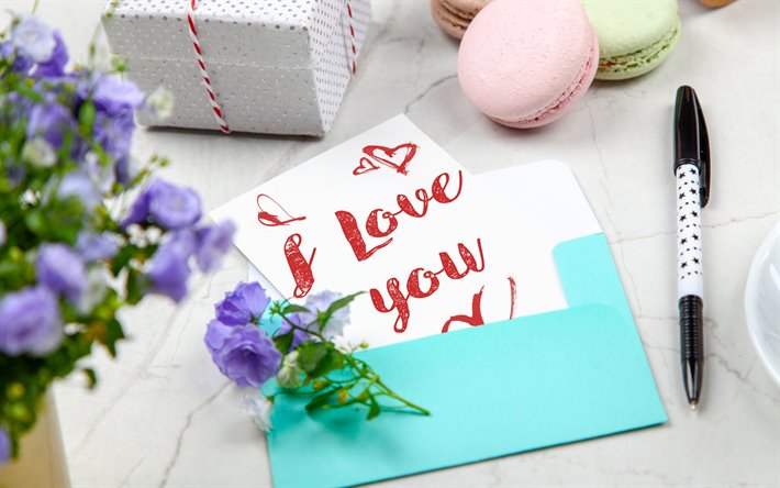 Eu amo voc&#234;, carta rom&#226;ntica, envelope azul, flores roxas, conceitos de amor