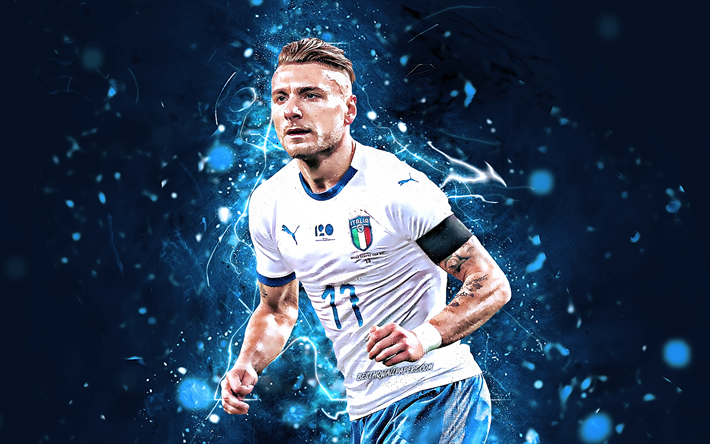 Ciro Or&#246;rlig, vit uniform, Italien Landslaget, fotboll, fotbollsspelare, Fastighet, neon lights, close-up, Italiensk fotboll