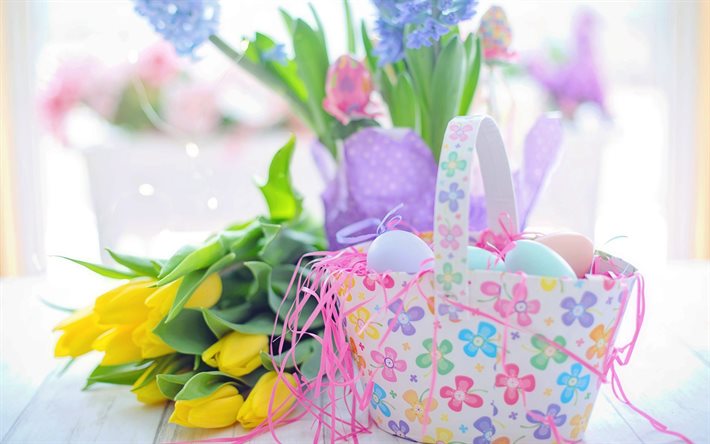 Pasqua, cesto con le uova di Pasqua, tulipani gialli, primavera, decorazioni, bouquet di tulipani, fiori di primavera