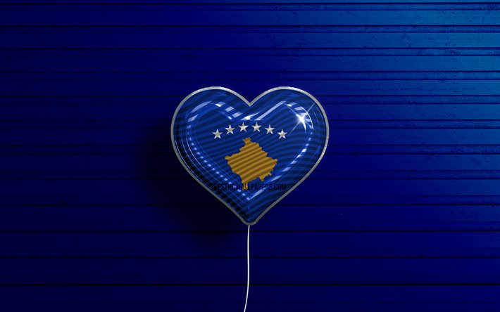 Amo il Kosovo, 4k, palloncini realistici, fondo di legno blu, cuore della bandiera kosovara, Europa, paesi preferiti, bandiera del Kosovo, palloncino con bandiera, bandiera kosovara, Kosovo, amore Kosovo