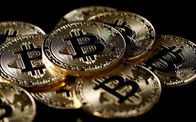 Bitcoin, bitcoinberg, svart bakgrund, bitcoin-tecken, bitcoin-guldmynt, kryptovaluta, elektroniska pengar, finans