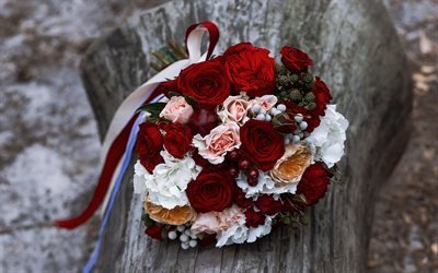 結婚式の花束, 4k, 赤いバラを, ブライダルブーケ, ピンク色のバラ, 結婚式の概念, 赤いシルクリボン